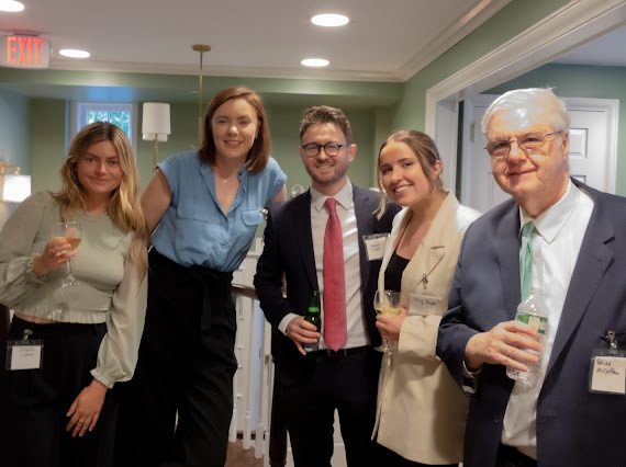 Darren T. Moore junto a invitados en la celebración de Bloomsday 2024 de IABANY en la Casa de Irlanda Glucksman de la Universidad de Nueva York