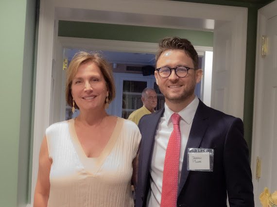Darren T. Moore junto a un invitado en la celebración del Bloomsday 2024 de IABANY