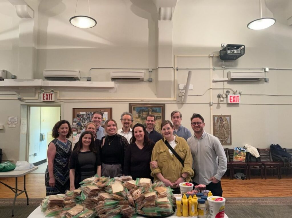 Darren T. Moore junto a miembros de IABANY y de la Brehon Law Society of New York y los sándwiches que se prepararon para un refrigerador comunitario
